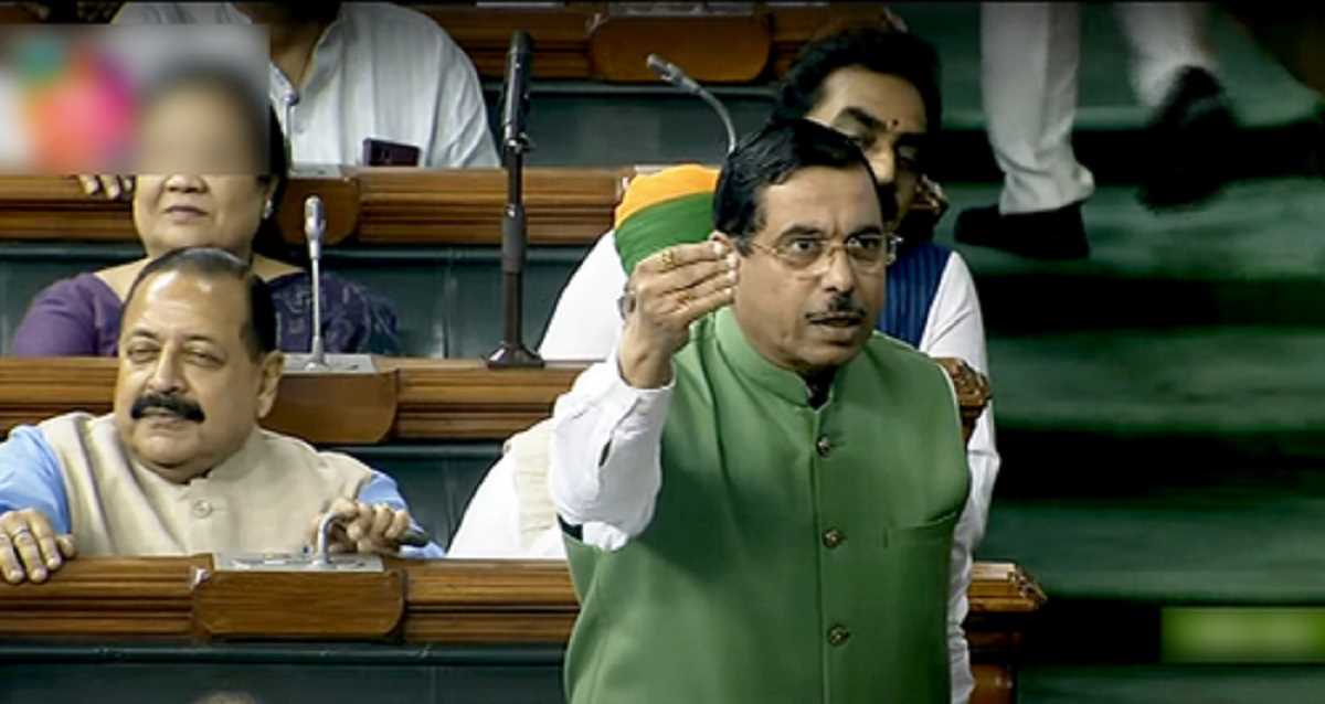 केजरीवाल की तरह ही राघव चड्ढा भी झूठ बोलते हैं : प्रल्हाद जोशी